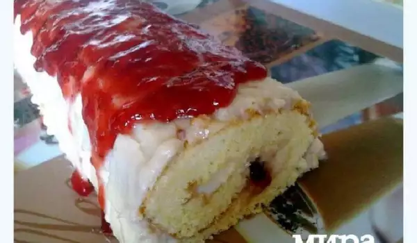 Бисквитный рулет с молочным кремом и джемом