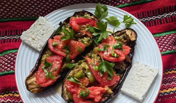 Туфельки из баклажана с помидорами и грибами