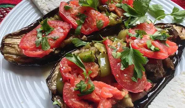 Туфельки из баклажана с помидорами и грибами