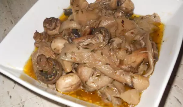 Жареные грибы со сливочным маслом, розмарином и тимьяном