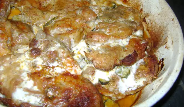 Стейки из свиной шейки со сливками и солеными огурцами