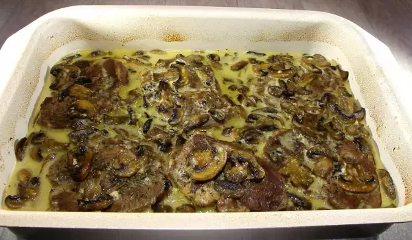 Отбивные с плавленым сыром и грибами в духовке