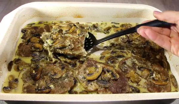 Отбивные с плавленым сыром и грибами в духовке