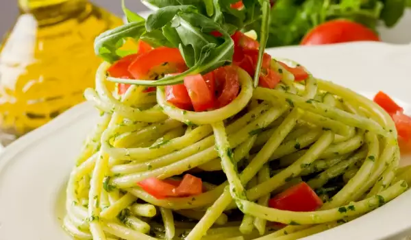 Спагетти с рукколой и помидорами