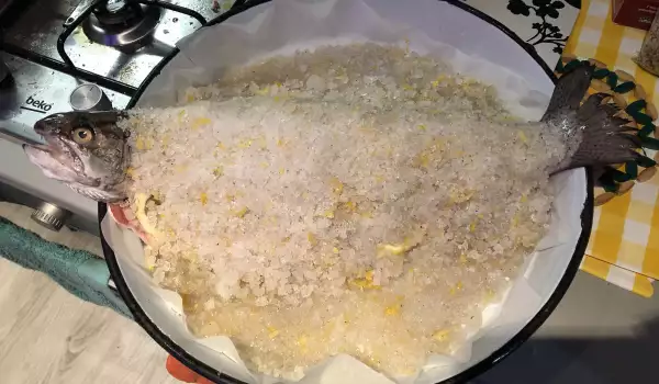 Лососевая форель в корочке из лимонной соли