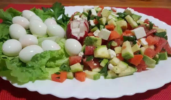 Красочный салат с авокадо