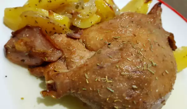 Мясо утки с грушами и картошкой