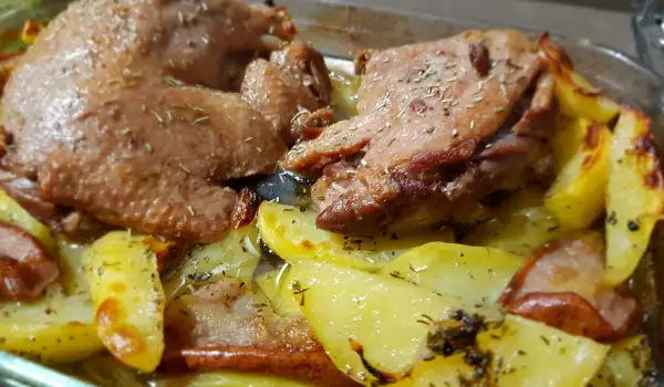 Мясо утки с грушами и картошкой