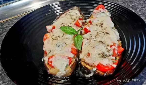 Запеченные баклажаны с помидорами и моцареллой