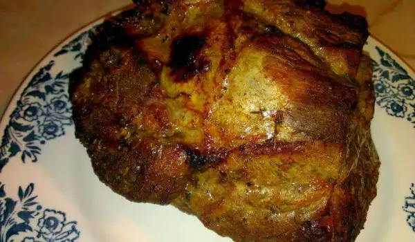 Запеченный свиной окорок с тимьяном