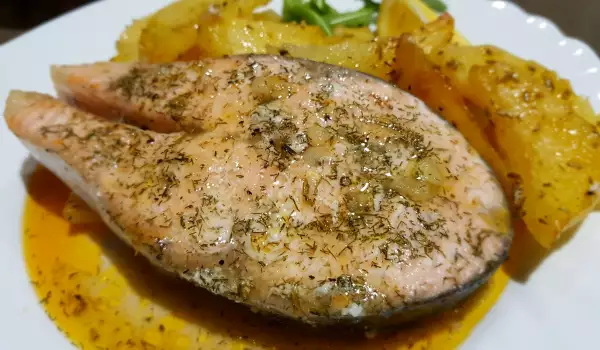 Запеченный лосось с картофелем в духовке