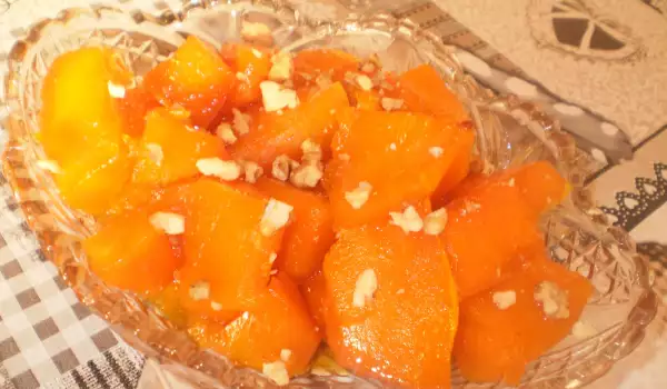 Вареная тыква с корицей, грецкими орехами и изюмом