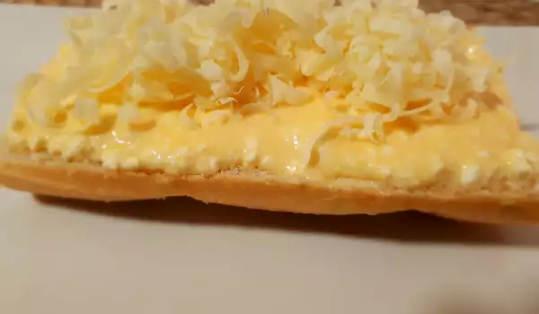 Запеченные ломтики хлеба с яйцом в духовке