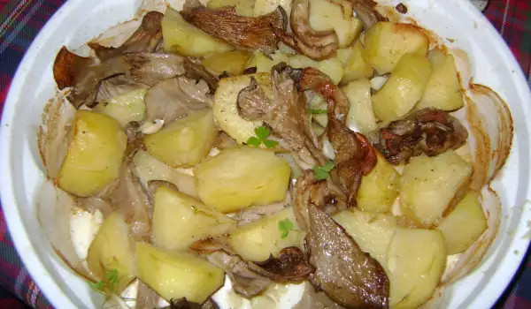 Вешенки с чесночным картофелем в духовке