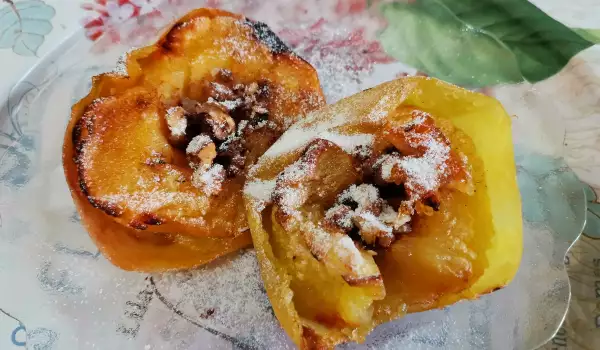 Запеченные яблоки с грецкими орехами и корицей