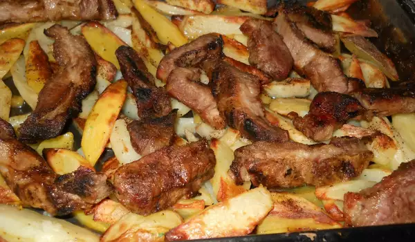 Запеченные свиные ребрышки с молодым картофелем