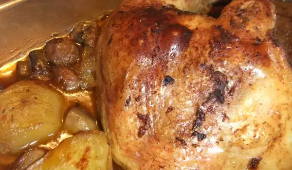 Запеченная курица с грибами, картофелем и чесноком