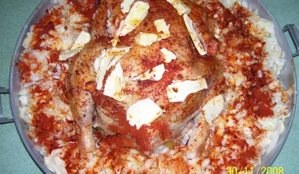 Домашняя курица, фаршированная греческими голубцами, с квашеной капустой