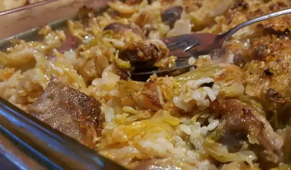 Капуста с рисом и мясом в духовке