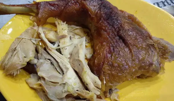 Нежный петух целиком в духовке