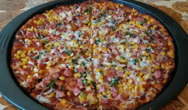 Пицца с кукурузой и колбасой