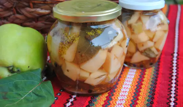 Острое соленье из айвы