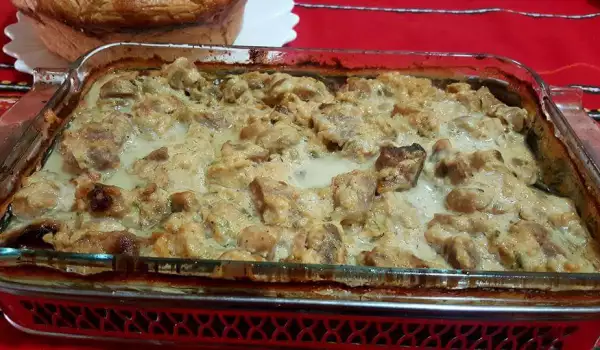 Кусочки куриного мяса с грибами и плавленым сыром