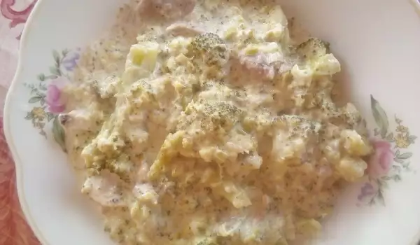 Куриное мясо с брокколи, сметаной и луком-пореем