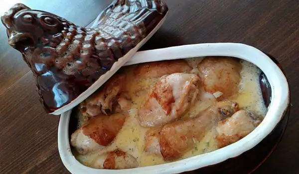 Курица с тертым картофелем в горшке для запекания