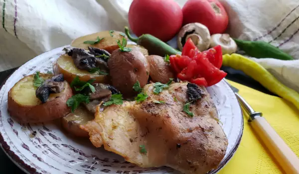 Куриные стейки с грибами и картошкой в ​​духовке