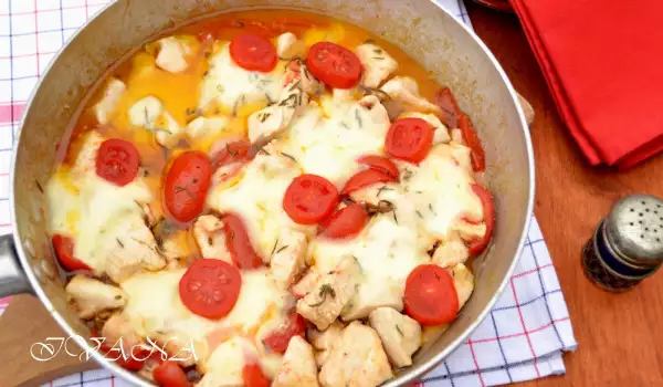 Курица на сковороде с томатным соусом