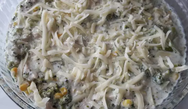 Вкусная запеканка с курицей, брокколи и сметаной