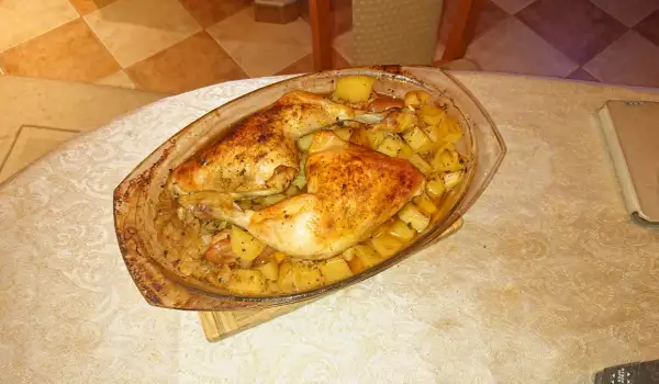 Курица с картошечкой в стеклянной форме для запекания