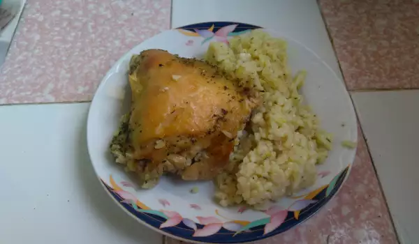 Аппетитная курочка с рисом в духовке