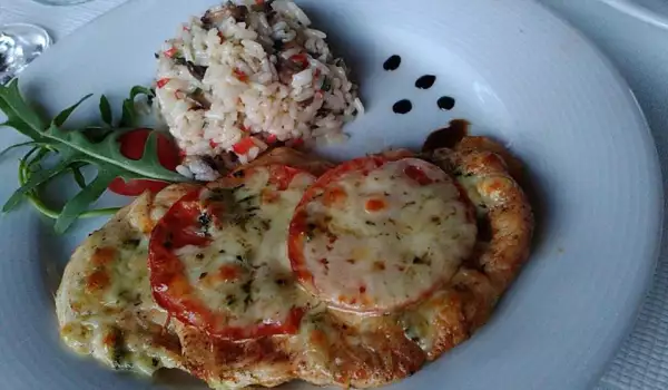 Куриный стейк с гарниром из риса