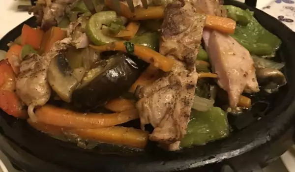 Курица с овощами на сковороде садж