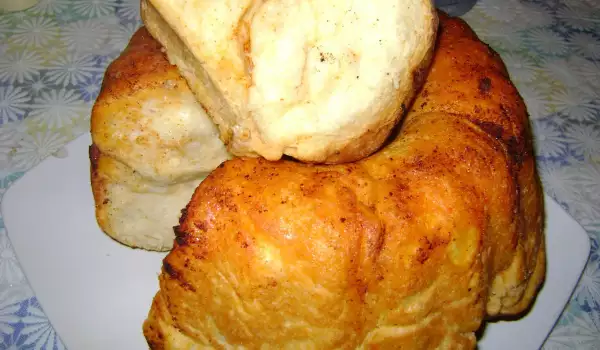 Каравай в форме для кекса с сыром и брынзой