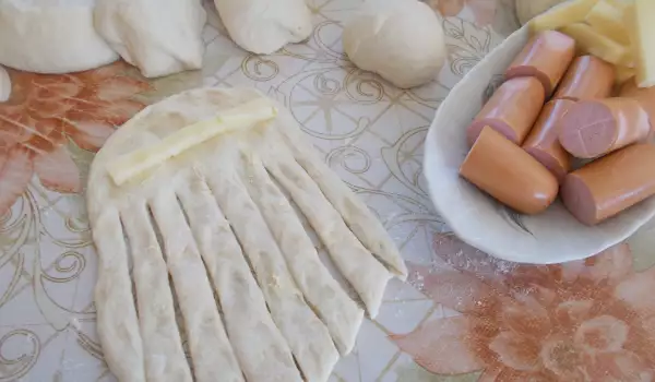 Домашний хлеб с сыром и сосисками