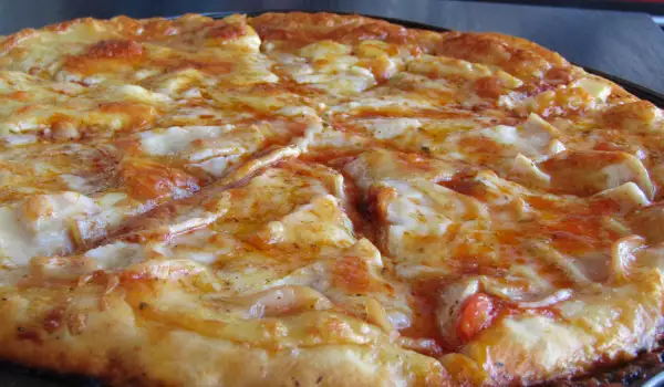 Вкуснейшая пицца с ветчиной, моцареллой и плавленым сыром