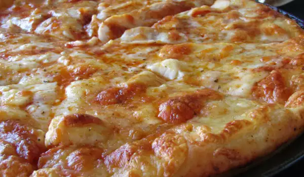 Вкуснейшая пицца с ветчиной, моцареллой и плавленым сыром