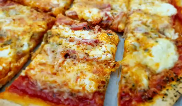 Пицца со сливками, беконом и сыром
