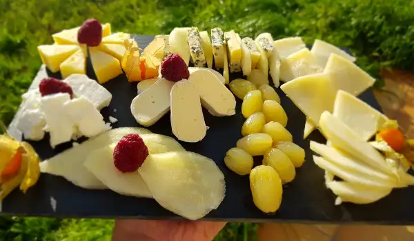 Сырная тарелка с фруктами для гостей