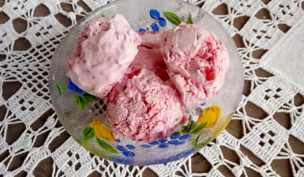 Вкусное мороженое с малиной