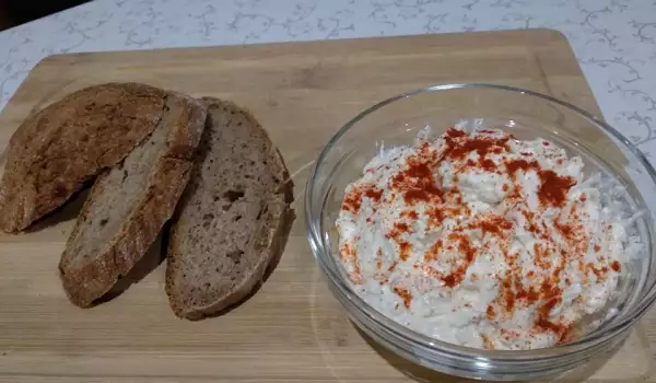 Острая закуска из брынзы, чеснока и сметаны
