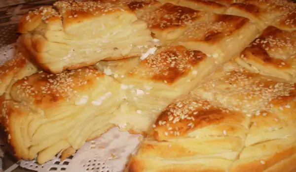Слоеный хлеб погача со сливочным маслом и брынзой