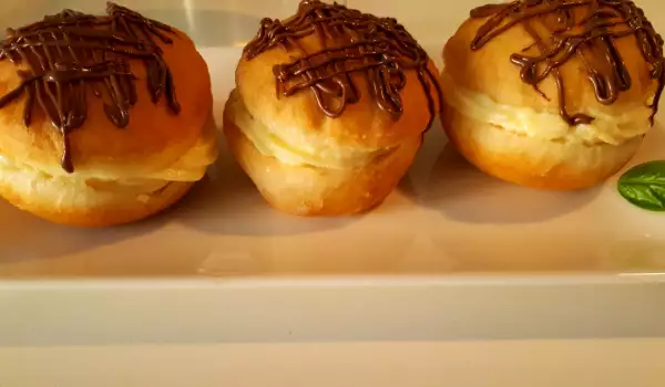 Пончики, замешанные в хлебопечке, с домашним яичным кремом