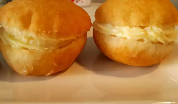 Пончики, замешанные в хлебопечке, с домашним яичным кремом