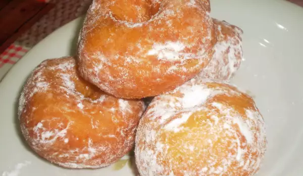 Простые пончики с сахарной пудрой