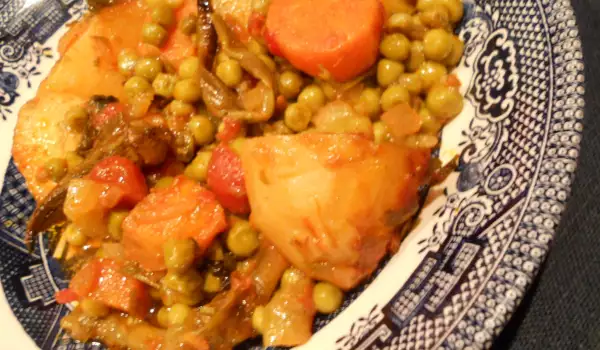 Постный гювеч с горошком и овощами в глиняном горшке