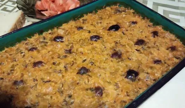 Постный рис с луком-пореем, грибами и оливками